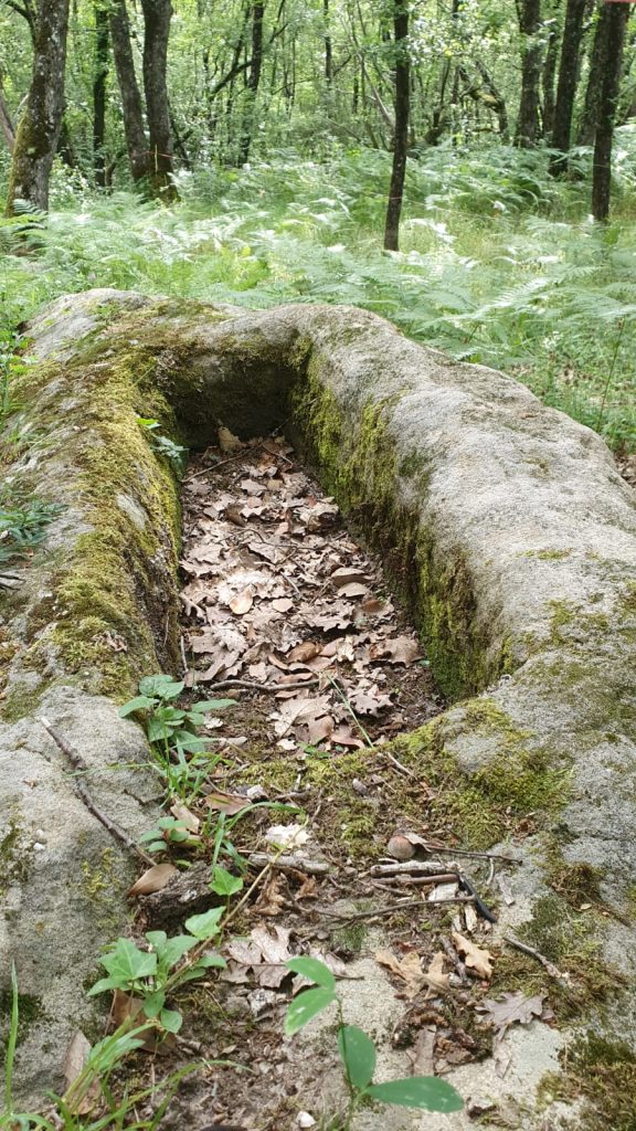 Tombe rupestre creusée dans un bloc de grès, au lieu-dit Béros